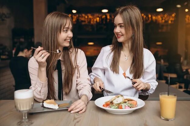 Подружки в кафе фото Premium Photo Two girls having lunch in a cafe with phone