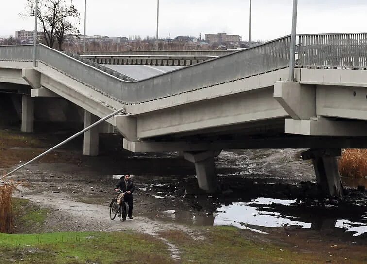 Подрыв моста фото Минтранс Крыма: подрыв моста под Мелитополем не смог закрыть сухопутный коридор 