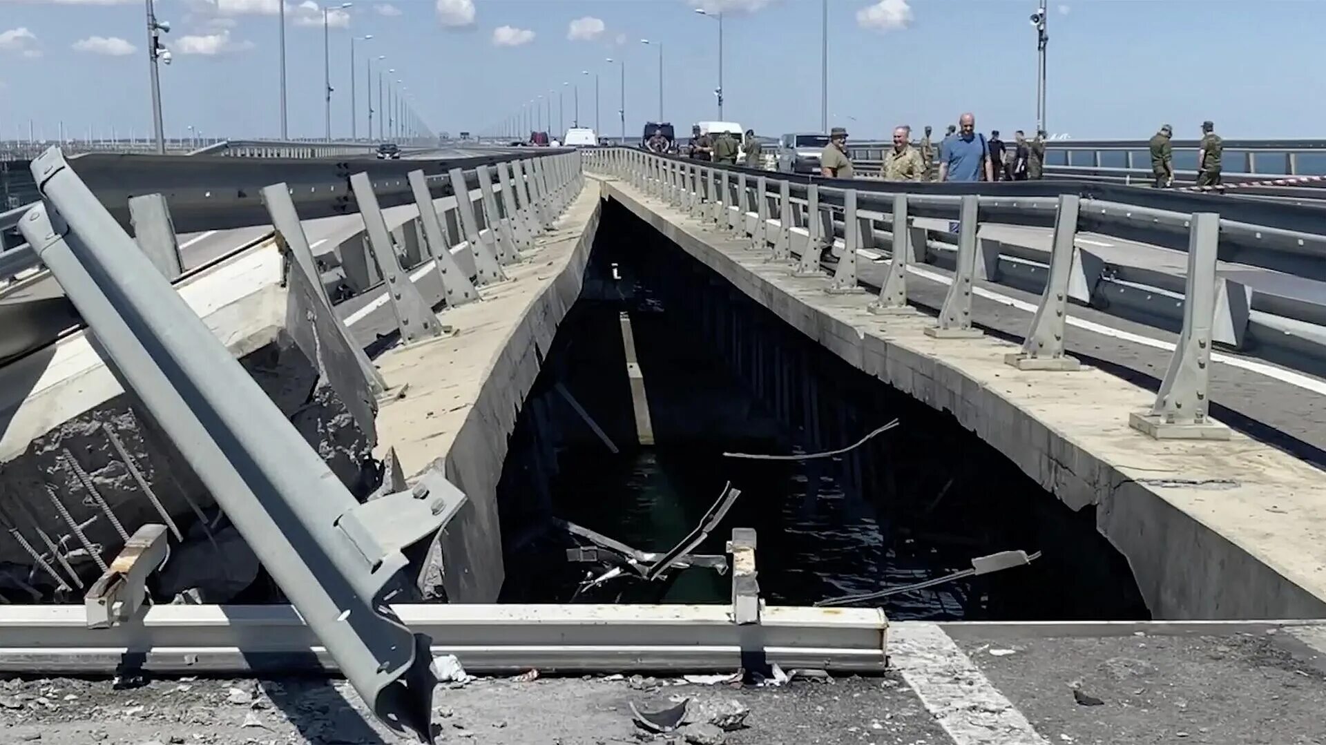 Подрыв моста фото США прокомментировали киевский теракт на Крымском мосту - РИА Новости, 17.07.202