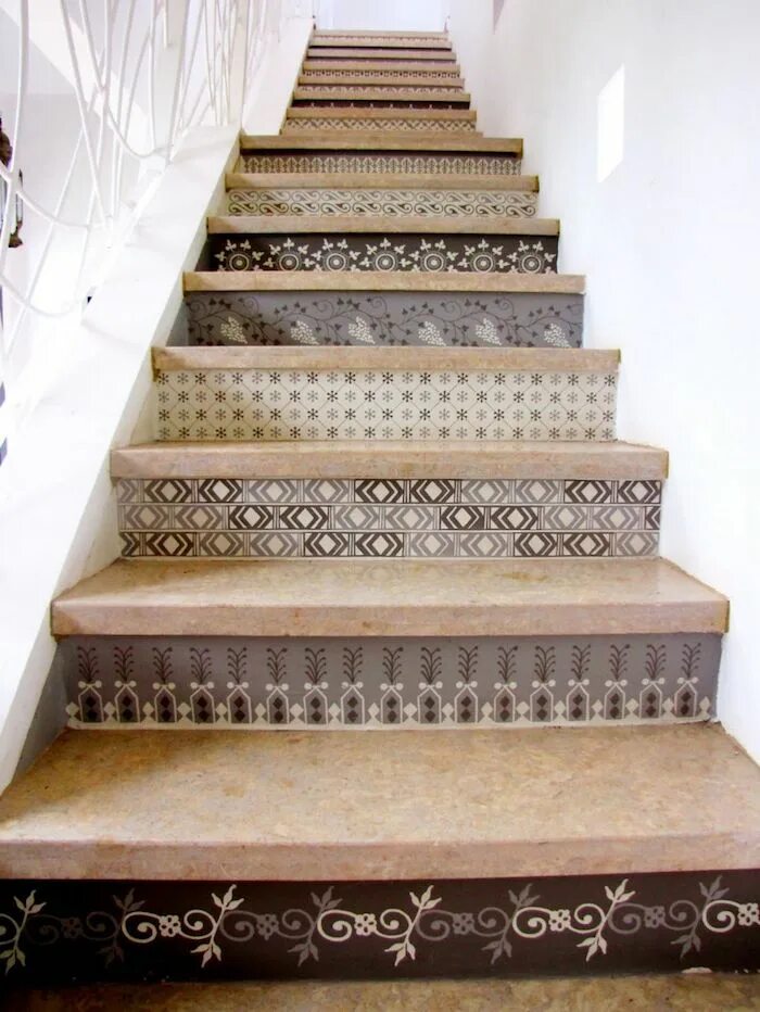 Подступенок лестницы фото Stenciled stair risers, Peacock Pavilions Escalier carrelage, Decoration escalie