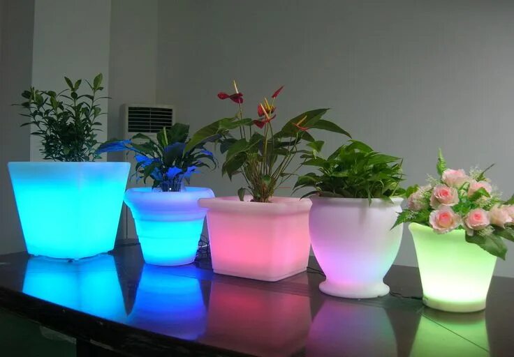 Подсветка для цветов в интерьере фото примеры Use Vase lights to brighten up the floral arrangements or plants in the house #v