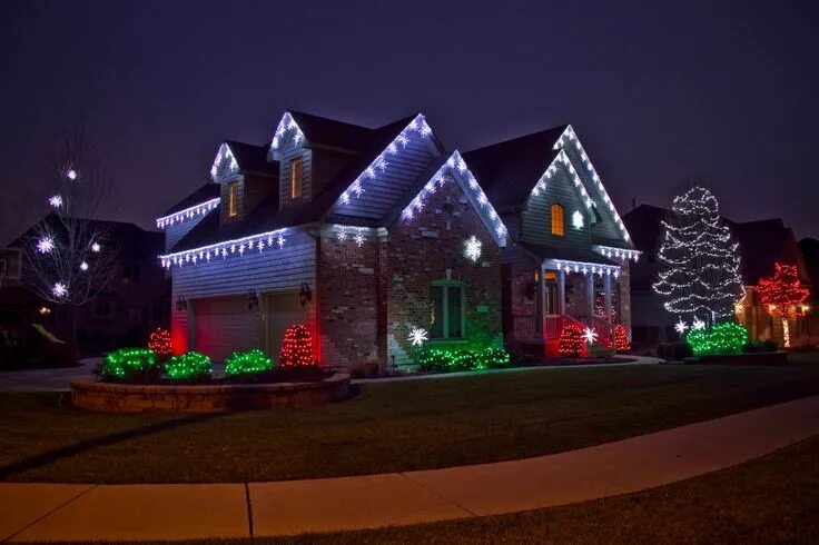 Подсветка дома снаружи на новый год фото Our Christmas light installers will do a spectacular job for you. We are great a