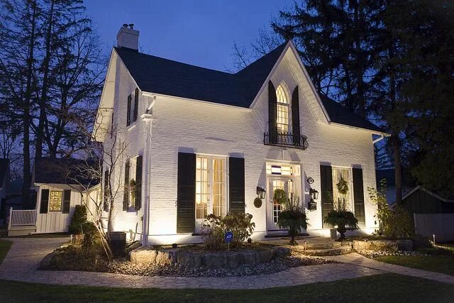 Подсветка двухэтажного дома снаружи фото Unionville House exterior, Exterior house lights, Brick farmhouse