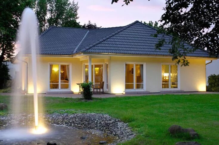 Подсветка одноэтажного дома снаружи фото Osvětlený vodotrysk z jezírka Modulare häuser, Bungalows, Hauspläne