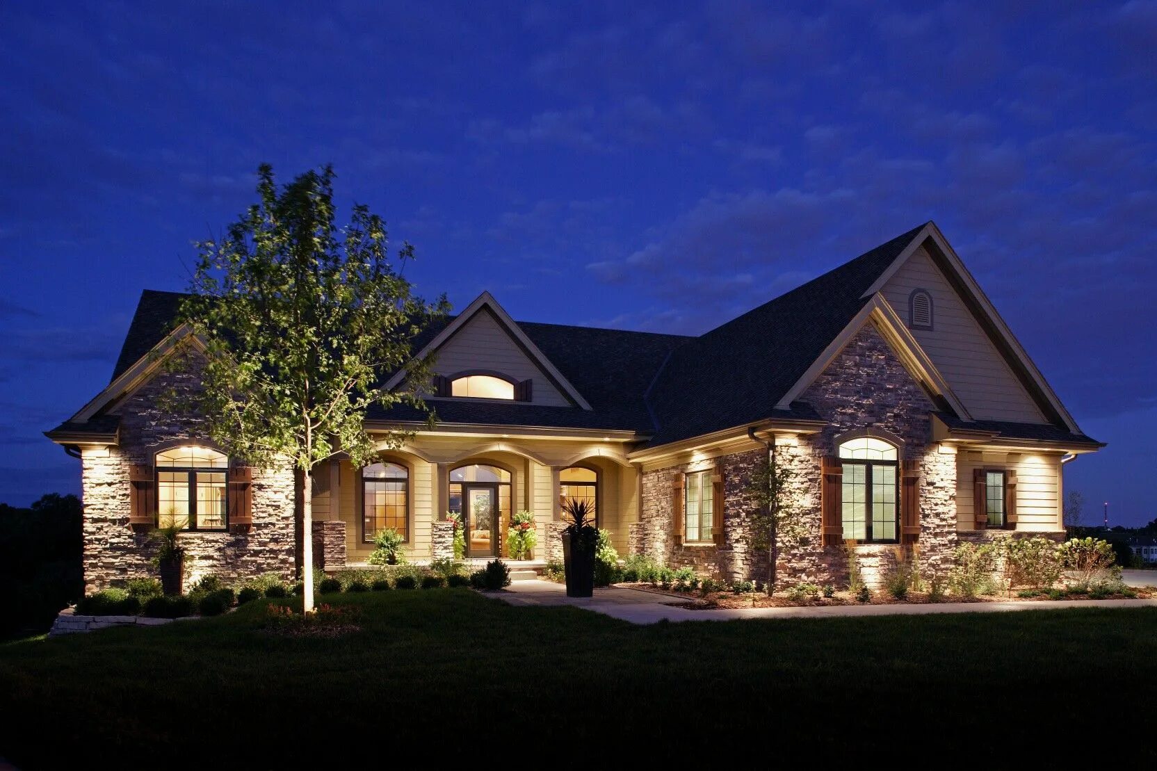 Подсветка одноэтажного дома снаружи фото Mckay Landscape Lighting Lovely Lights. Safer Nights. Traditional exterior, Ranc