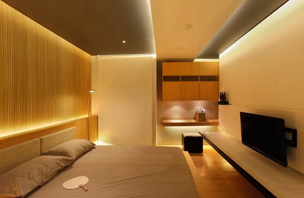 Подсветка потолка в интерьере спальни The beautiful hue of the bedroom grabs the attention of the visitors instantl. S