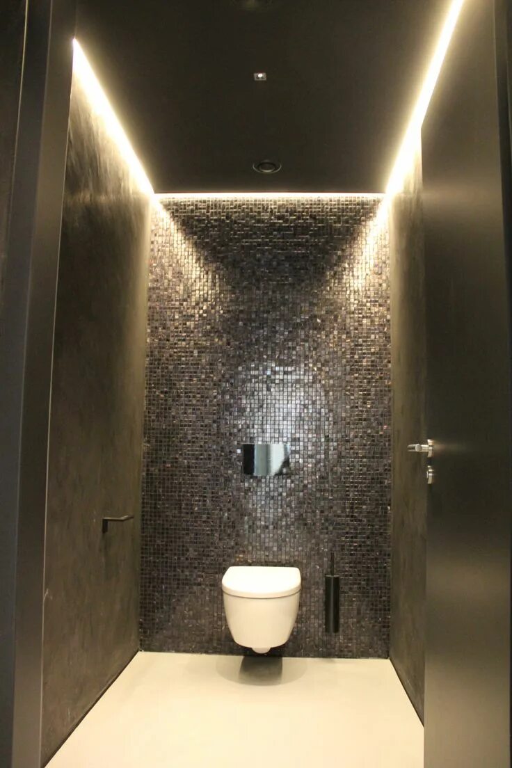 Подсветка в туалете фото Schwarzes WC Bathroom tile designs, Bathroom interior, Bathroom layout