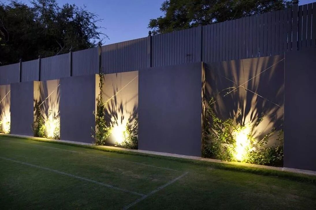 Подсветка забора загородного дома фото Освещение в саду/Lighting in the garden Outdoor garden lighting, Garden wall lig