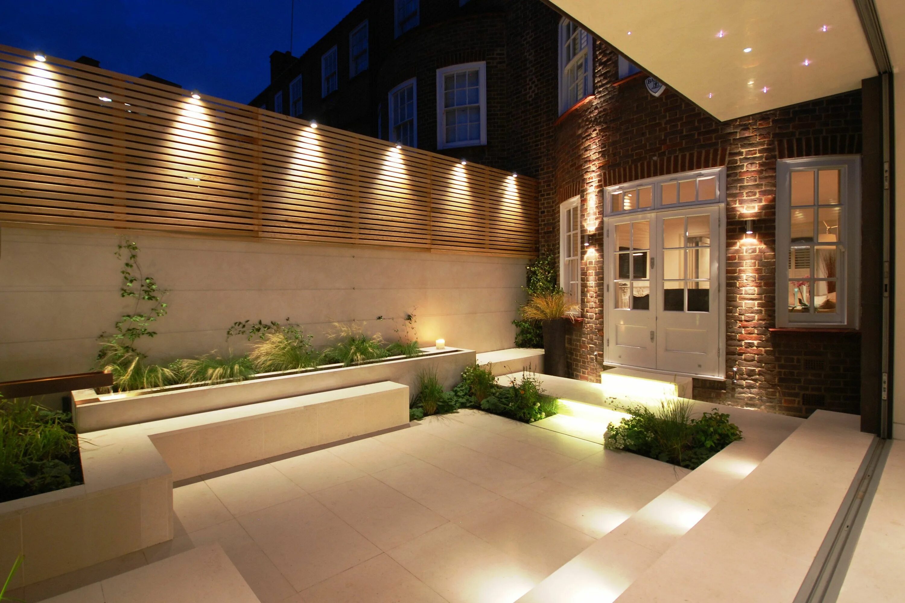 Подсветка забора загородного дома фото Courtyard in Chelsea 2 copyright Charlotte Rowe Garden Design Light IQ Minimalis