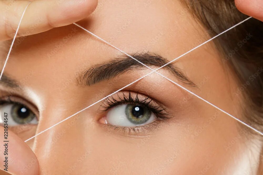 Подтяжка бровей нитью фото Eyebrow threading - epilation procedure for brow shape correction Фотографія Sto