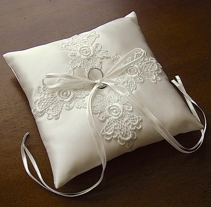 Подушечка для колец фото ateliersarah’s ring pillow/decorated with antique chemical lace Wedding ring pil