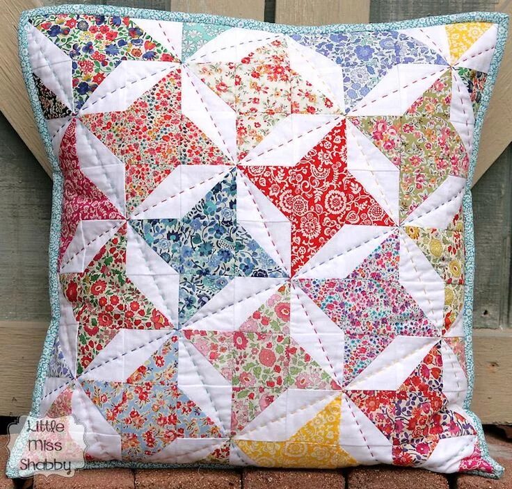 Подушка пэчворк схемы фото Big Stitch Quilting + HST Pillow Top Tutorial Sew Mama Sew Quilted pillow, Quilt