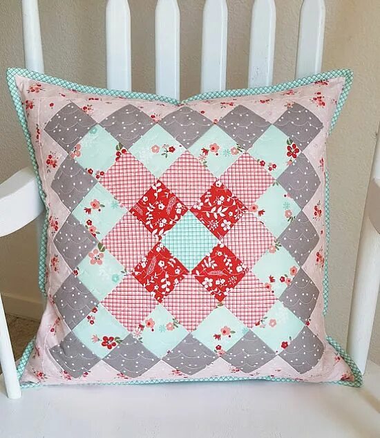 Подушка пэчворк схемы фото Turn a Granny Square Into a Charming Pillow - Quilting Digest Quilted pillow cov