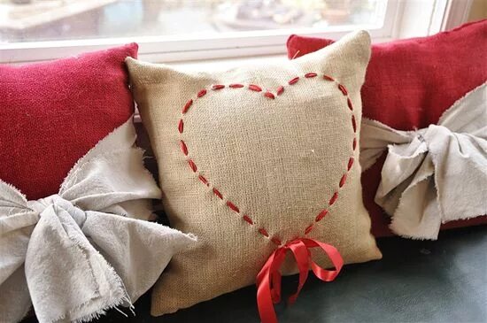 Подушка своими руками для декора 25 Adorable DIY Pillows for Valentine’s Day Diy valentine's pillows, Valentines 