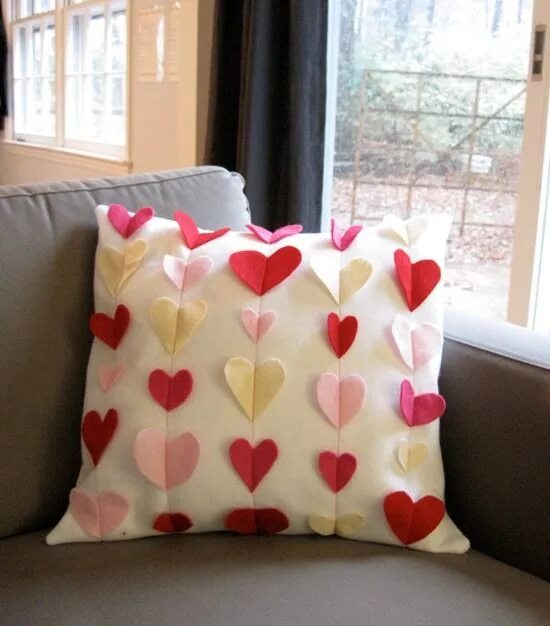 Подушка своими руками для декора в подарок Craft Your Own Valentine Pillows with These Free Sewing Tutorials