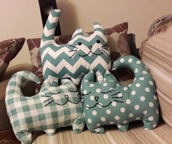 Подушки игрушки своими руками выкройки фото Fotos De Cheryl Deets En Garitos Gatos De Trapo Animal pillows, Cat pillow, Fabr