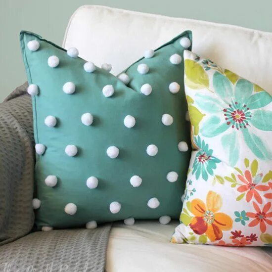 Подушки своими руками фото Add whimsical texture to a plain pillow cover. A quick and easy no-sew project! 