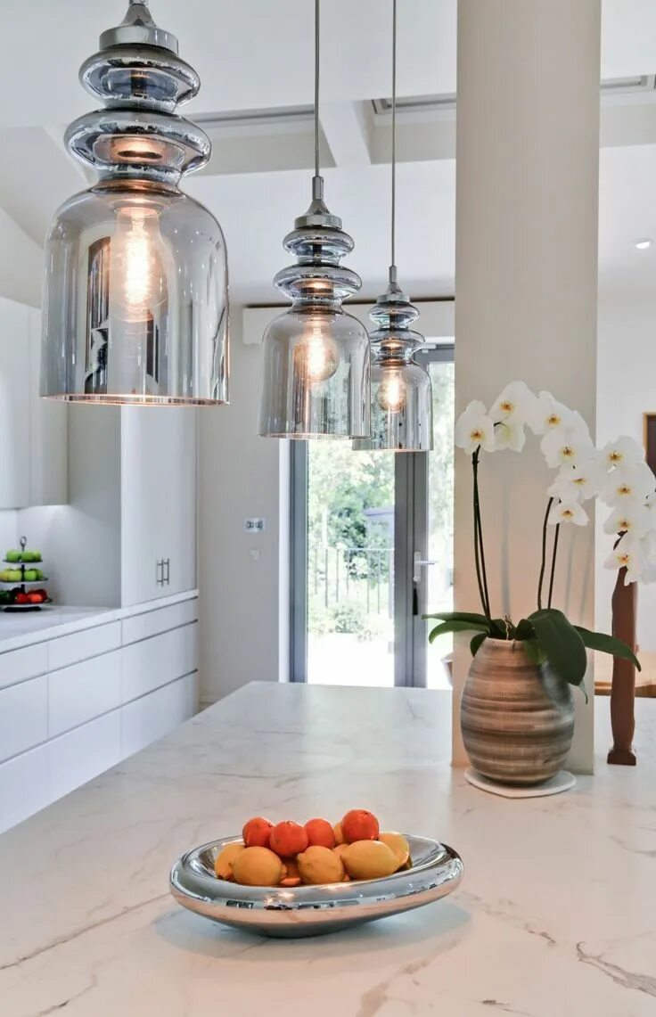 Подвесной светильник в интерьере кухни Style and Substance by Daniel Hopwood HomeDSGN Neutral kitchen designs, White ki