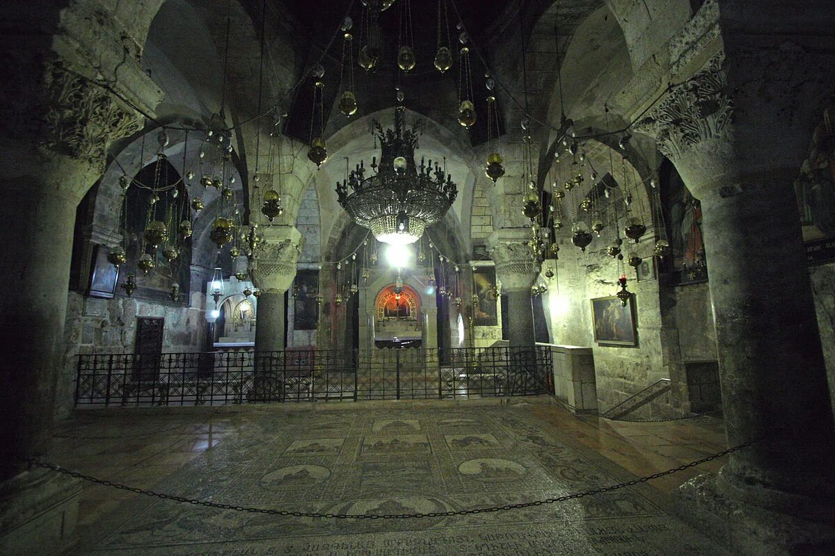 Подземная церковь фото File:Jerusalem-Church of the Holy Sepulcher-The Chapel of St. Helen.jpg - Wikipe