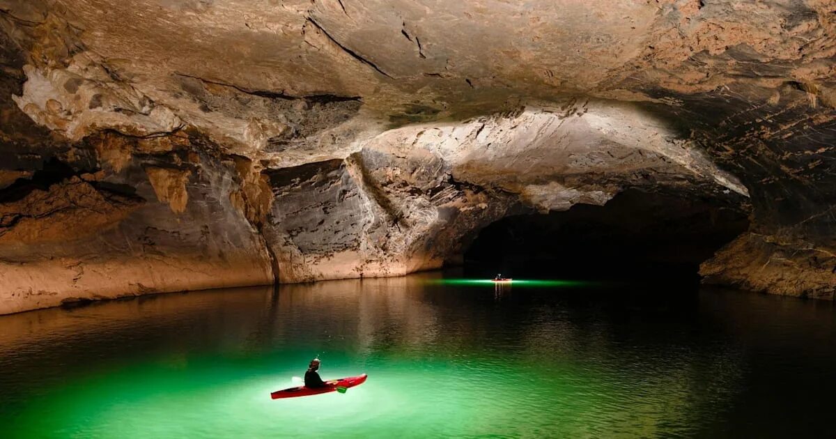 Подземное озеро фото See an incredible river cave in Laos