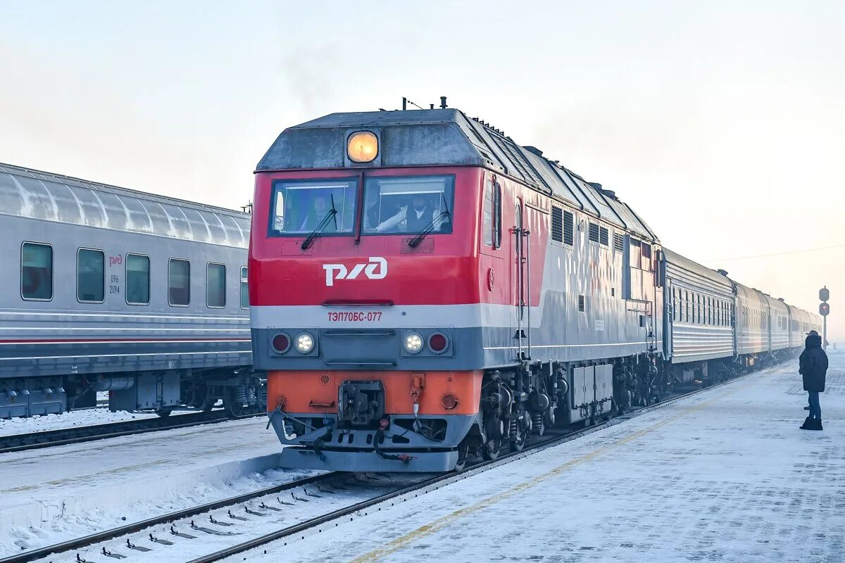 Поезд 235ж фото На железнодорожном вокзале Благовещенска из-за проблем с сердцем умер пассажир -