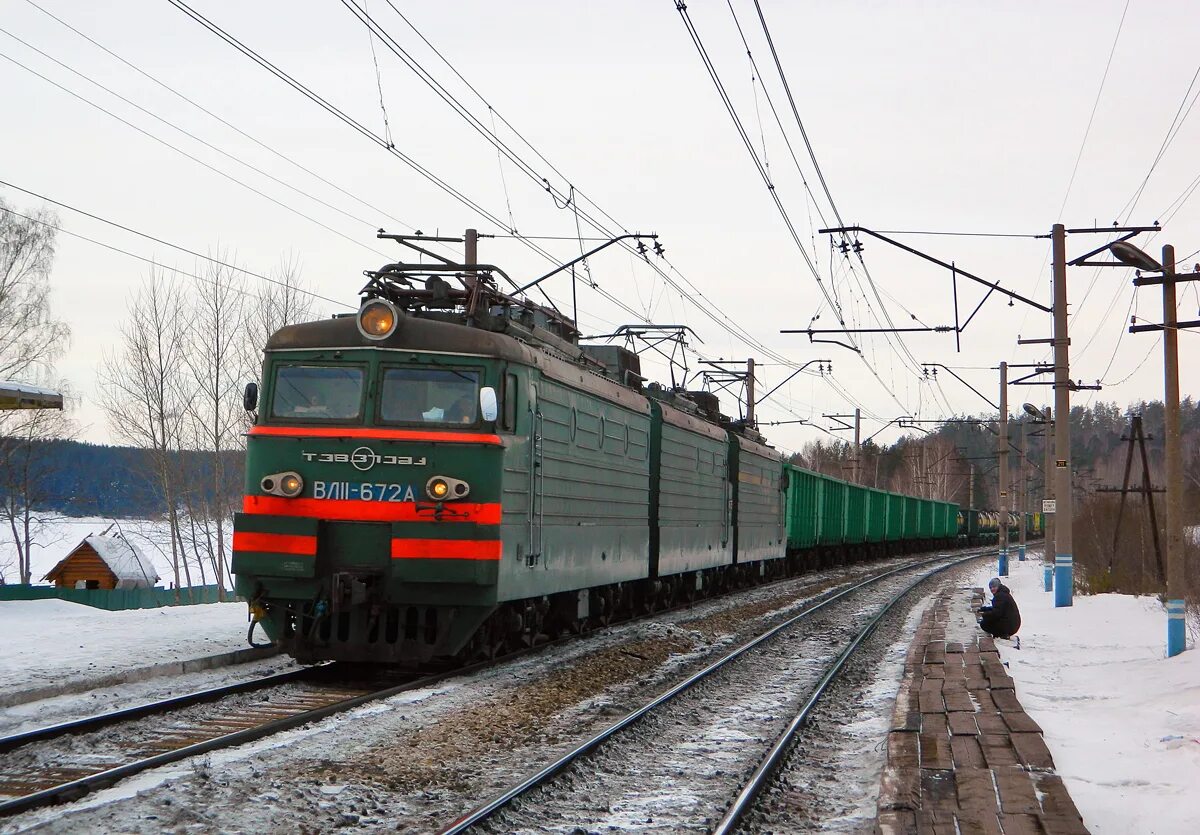 Поезд 687 б фото ВЛ11.8-672 - Фото - RailGallery