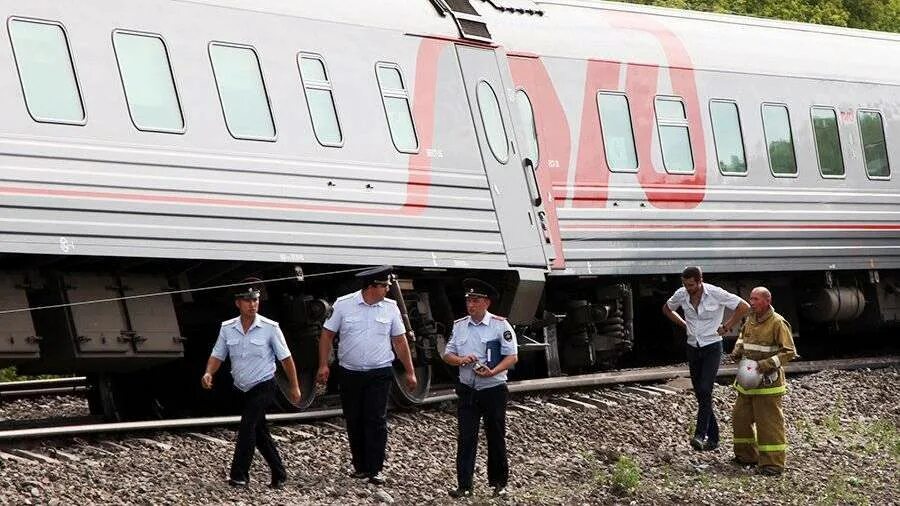 Поезд адлер нижневартовск фото Названы причины столкновения пассажирского поезда с "КамАЗом" в Югре Новости общ