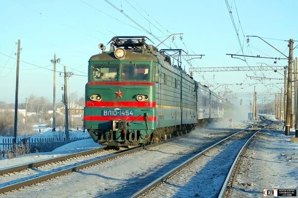 Поезд архангельск адлер фото Электровоз ВЛ10-1454 с поездом № 321 Архангельск - Адлер, ст. Уткино, Ярославска