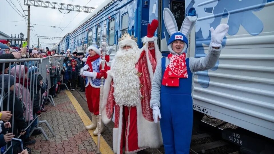 Поезд деда мороза фото Резиденция на колесах: что увидели хабаровчане в поезде Деда Мороза - МК Хабаров