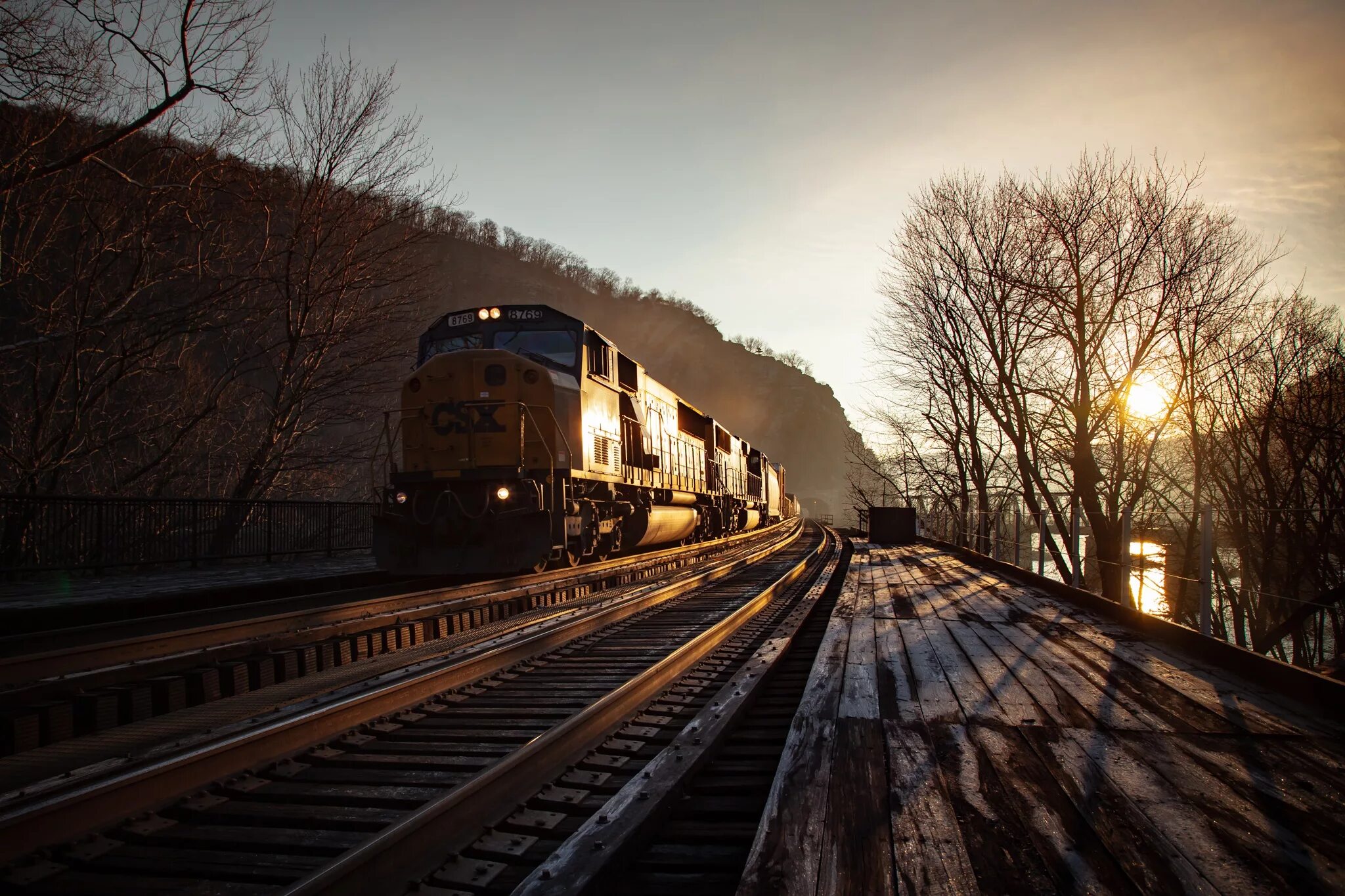 Поезд фото боком Wallpaper : outdoors, dark, train, vehicle, railway, railroad track 2048x1365 - 