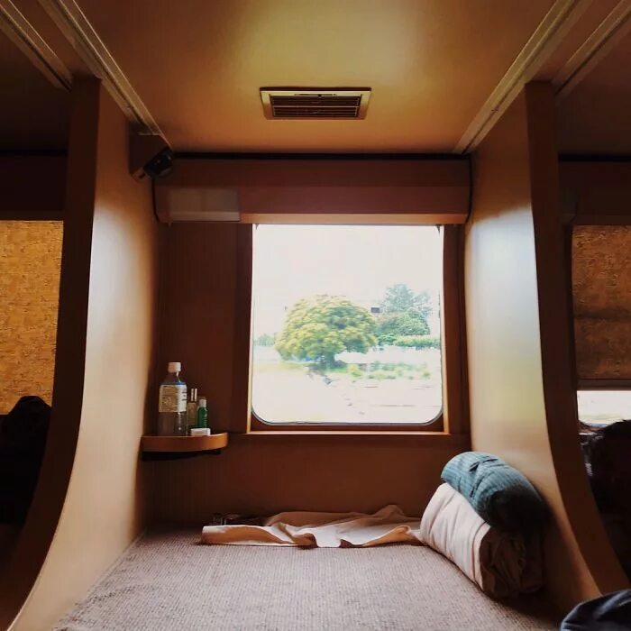 Поезд фото внутри и снаружи Japanese Sleeper Trains Look Ordinary From Outside But Their Interiors Are A Pea