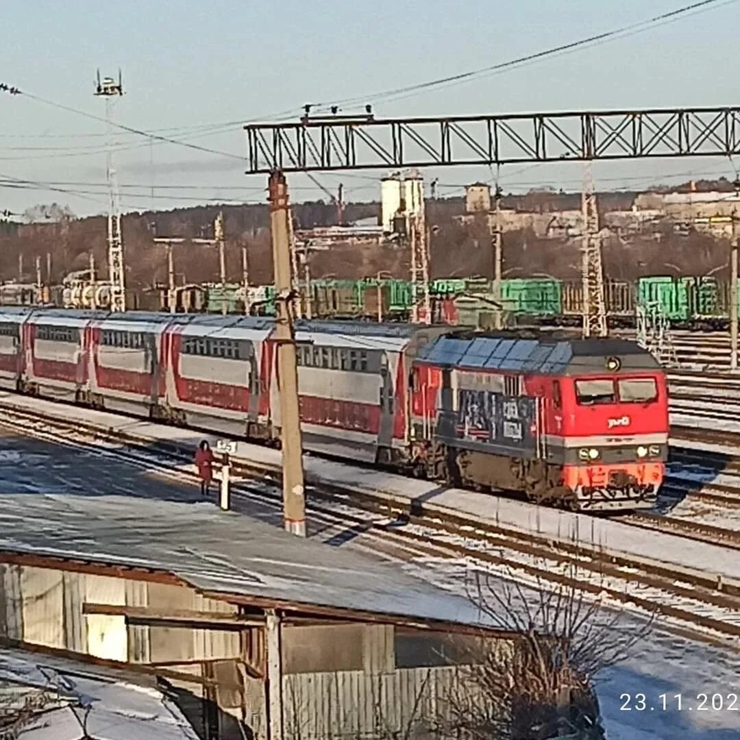 Двухэтажный поезд Кострома - Санкт-Петербург под тепловозом ТЭП70БС-327 - YouTub