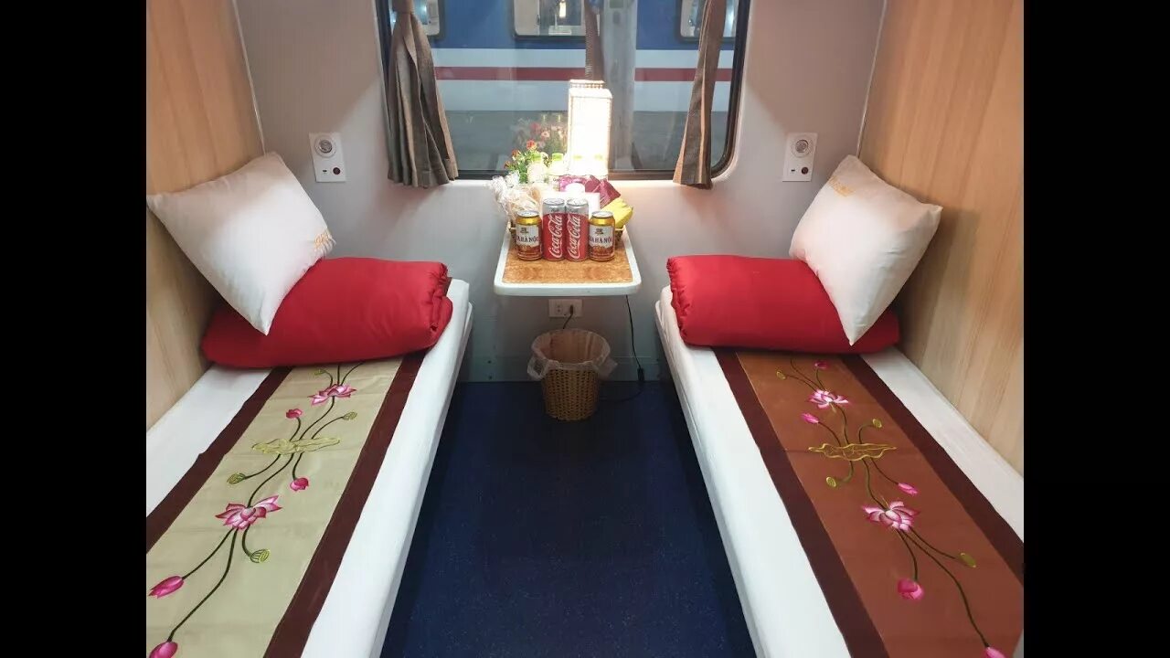 Поезд лотос фото Vietnam Train - Lotus Train from Hanoi - Ninh Binh to Hue - Da Nang - YouTube