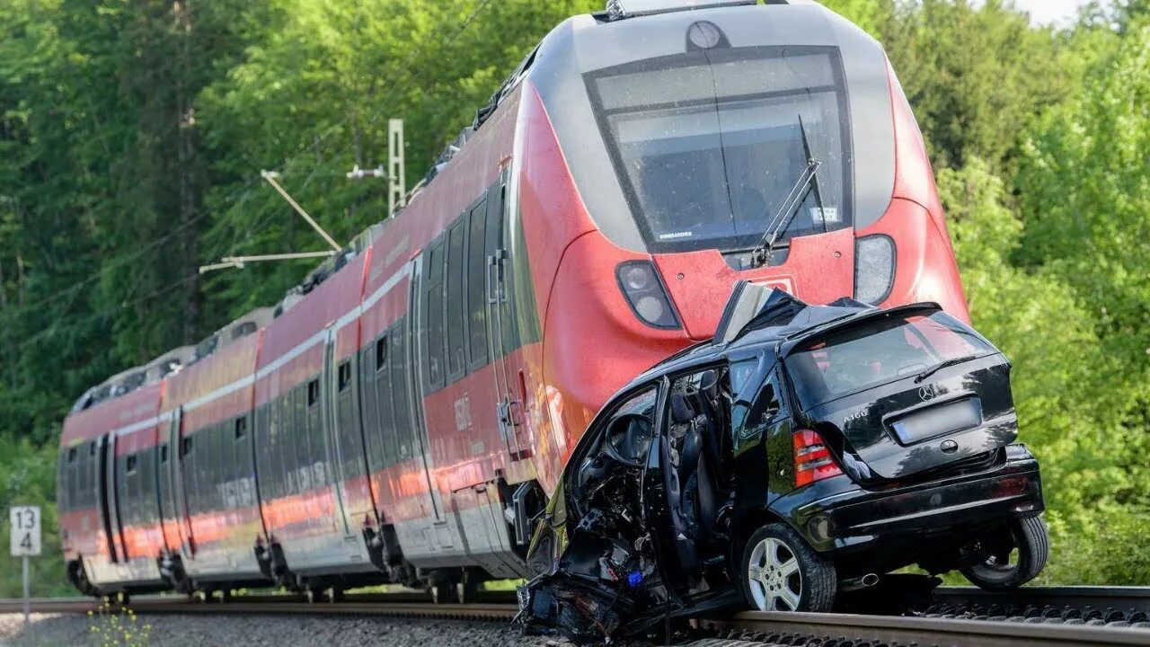 Поезд машин фото Cars vs Trains Crash Compilation - YouTube