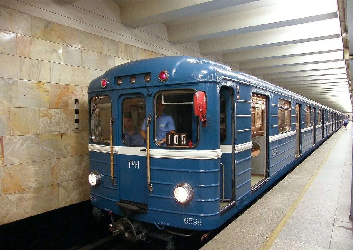 Поезд метро фото В московском метро женщина набросилась на иностранного специалиста