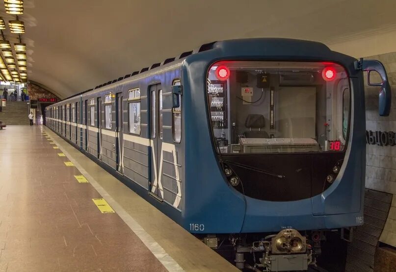 Поезд метро фото В Новосибирске вагон метро зажал девушку в дверях и увез в отстойник 30 октября 