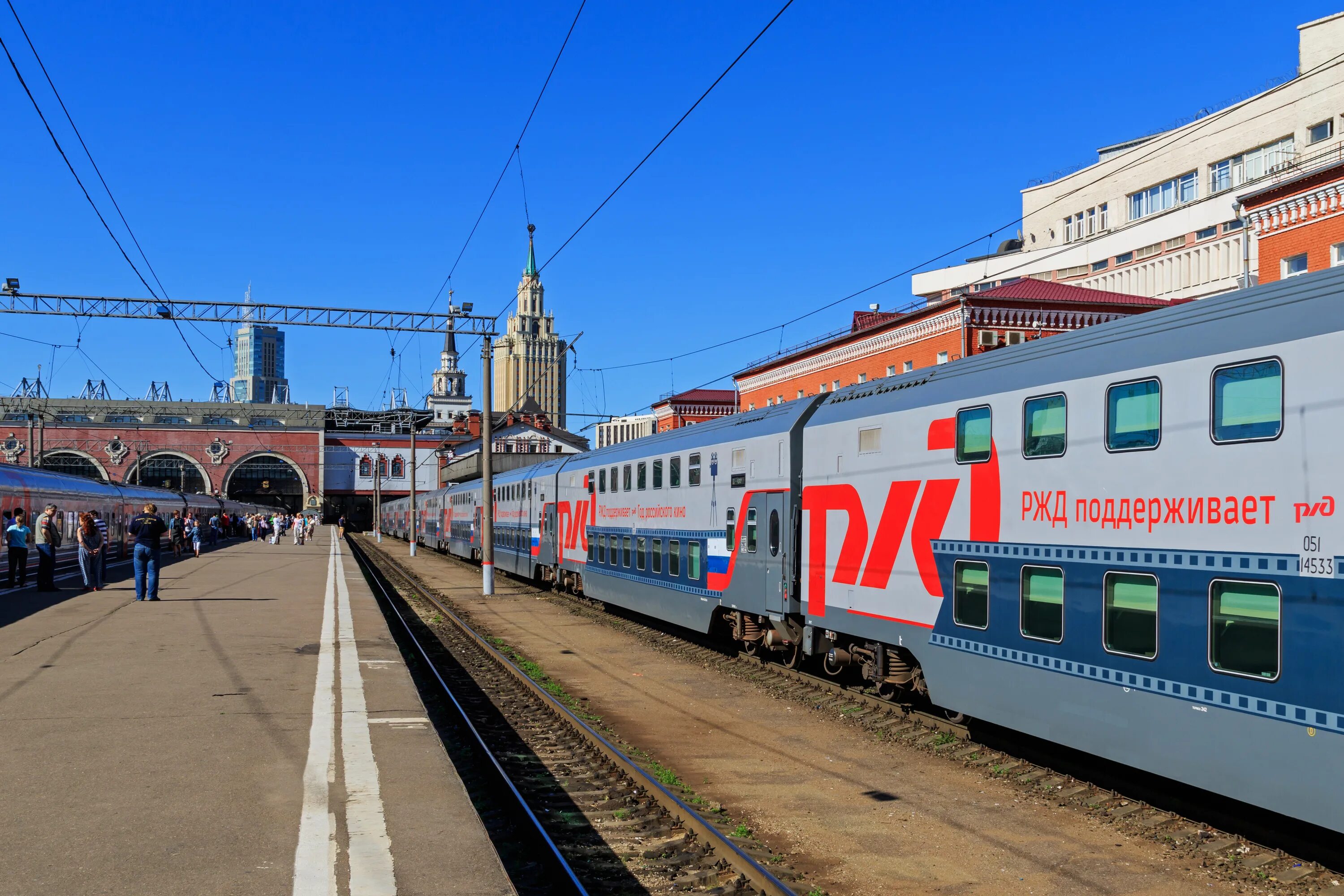 Поезд москва казанский фото File:Moscow Kazansky Station TVZ doubledecker train 08-2016 img1.jpg - Wikipedia