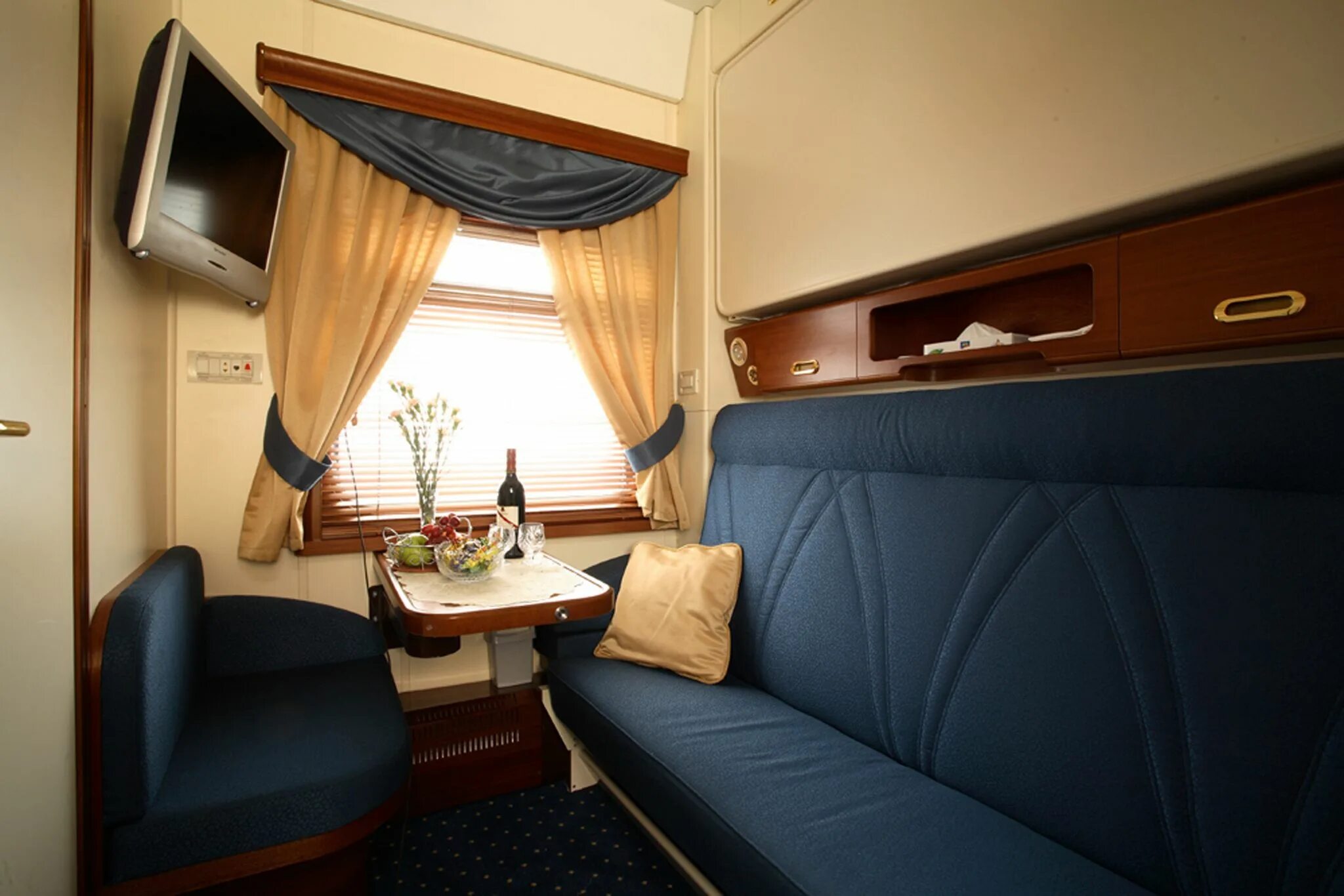 Поезд москва владивосток фото купе The Golden Eagle luxury train Luxury train, Train travel, Train