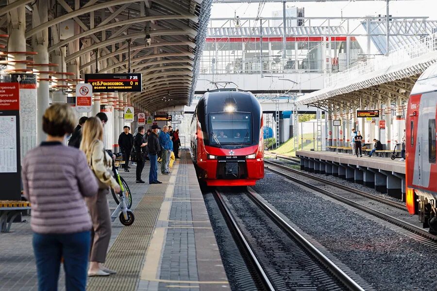 Поезд мцк фото На МЦК в Москве запустили двухэтажный поезд - РБК