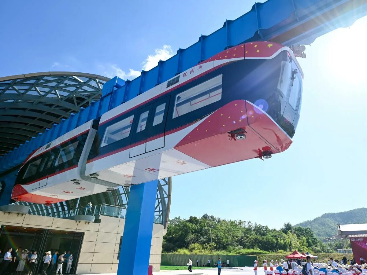 Поезд на магнитной подушке фото An 'air train' in China runs using an overhead magnetic track, never touching it