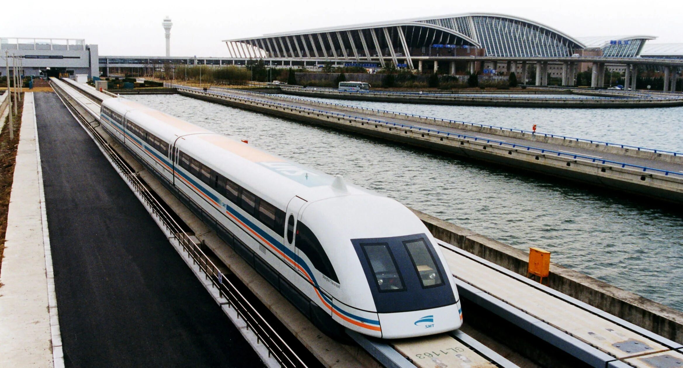 Поезд на магнитной подушке фото Файл:A maglev train coming out, Pudong International Airport, Shanghai.jpg - Вік