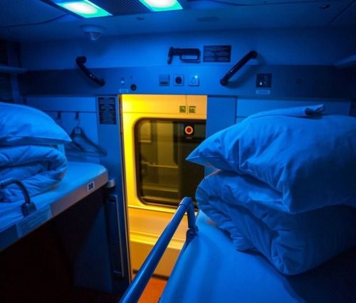 Поезд ночью фото внутри RUSSIAWAVE in 2023 Atmospheric photo, Tiny bedroom design, Train