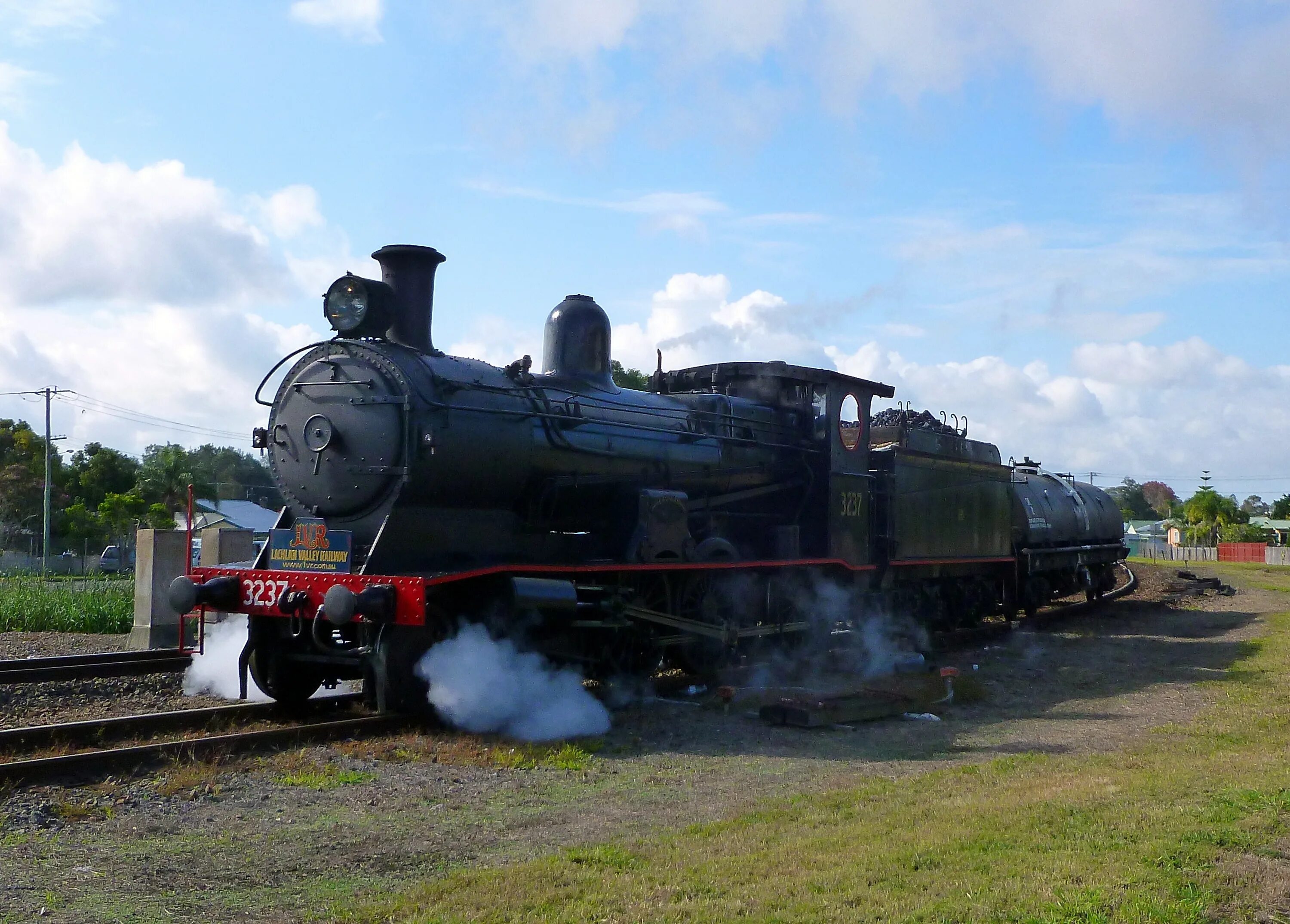 Поезд пара фото Steam train speeding in countryside free image download