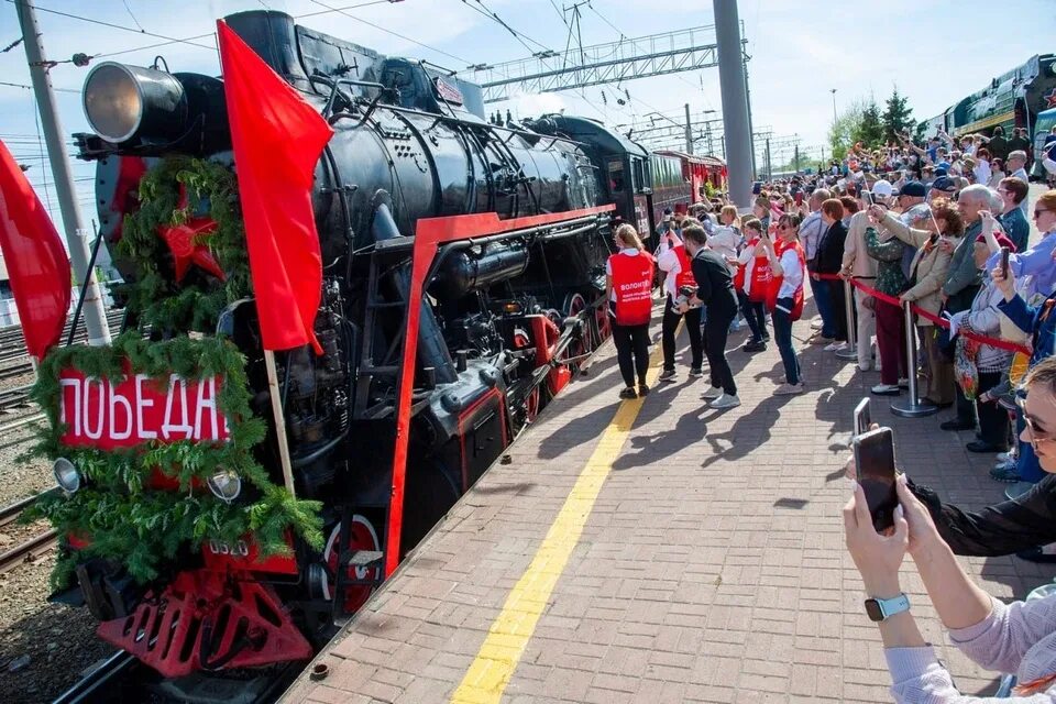 Поезд победы фото Воссоздали атмосферу 1945-го: "Поезд Победы" в Челябинске встретили с музыкой и 