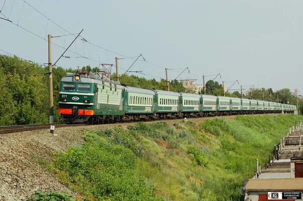 Поезд саратов москва фото A locomotiva elétrica EP1-077 com o trem "Saratov"; Saratov - Moscou na passagem