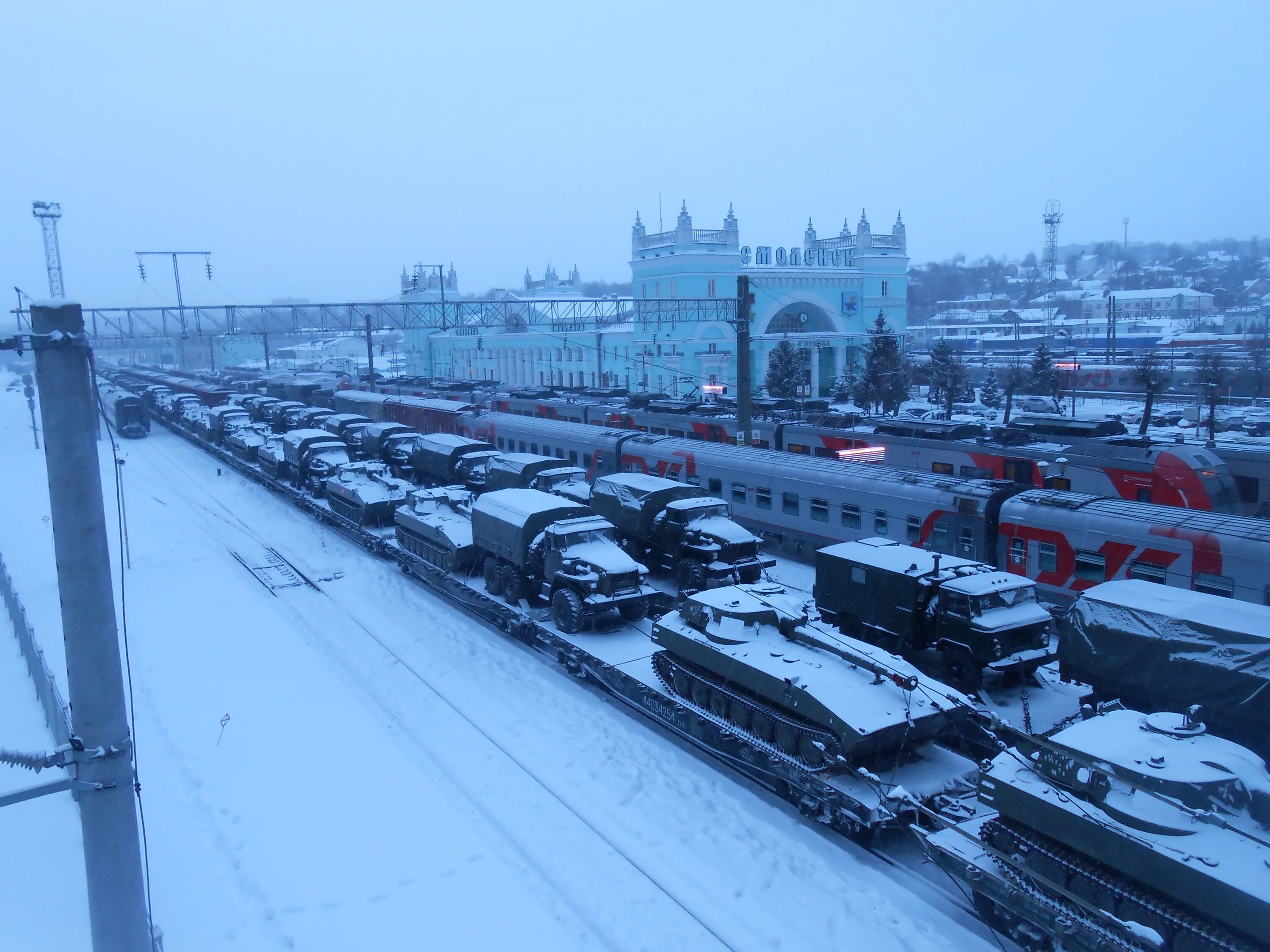 Поезд смоленск фото File:2022-01-22 Smolensk railway station Military trains 02.jpg - Wikimedia Comm