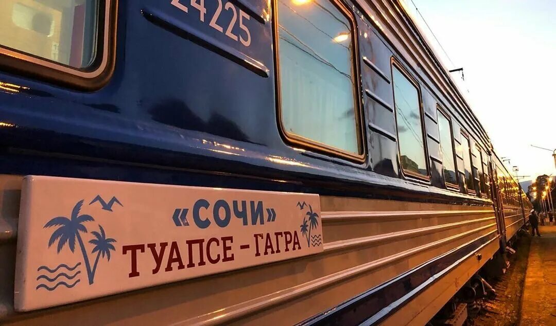 Поезд сочи фото Туристический ретро-поезд свяжет Туапсе, Сочи и Гагру в новогодние праздники - s