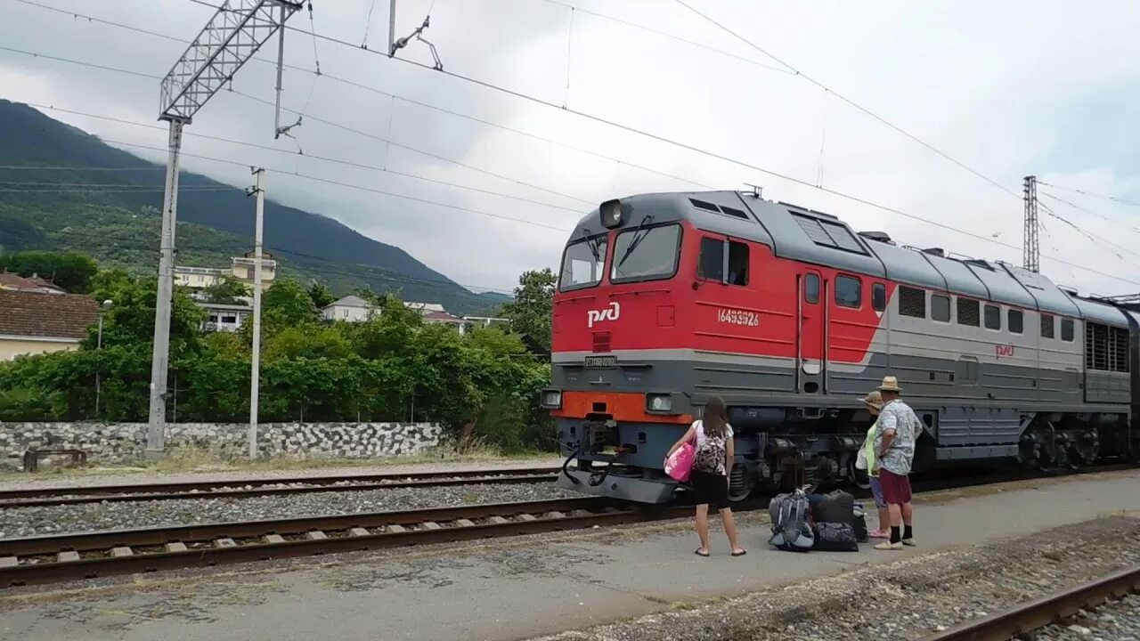 Поезд сухум фото 2ТЭ116У-0200 с поездом Сухум-Москва / Main-line diesel locomotive 2TE116U-0200 -