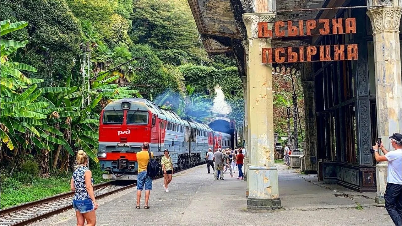 Поезд сухум фото АБХАЗИЯ. ПО ЗАБРОШЕННОЙ СТАНЦИИ МЕЖДУ 2 ТОННЕЛЕЙ СЛЕДУЕТ ПАССАЖИРСКИЙ ПОЕЗД РЖД 