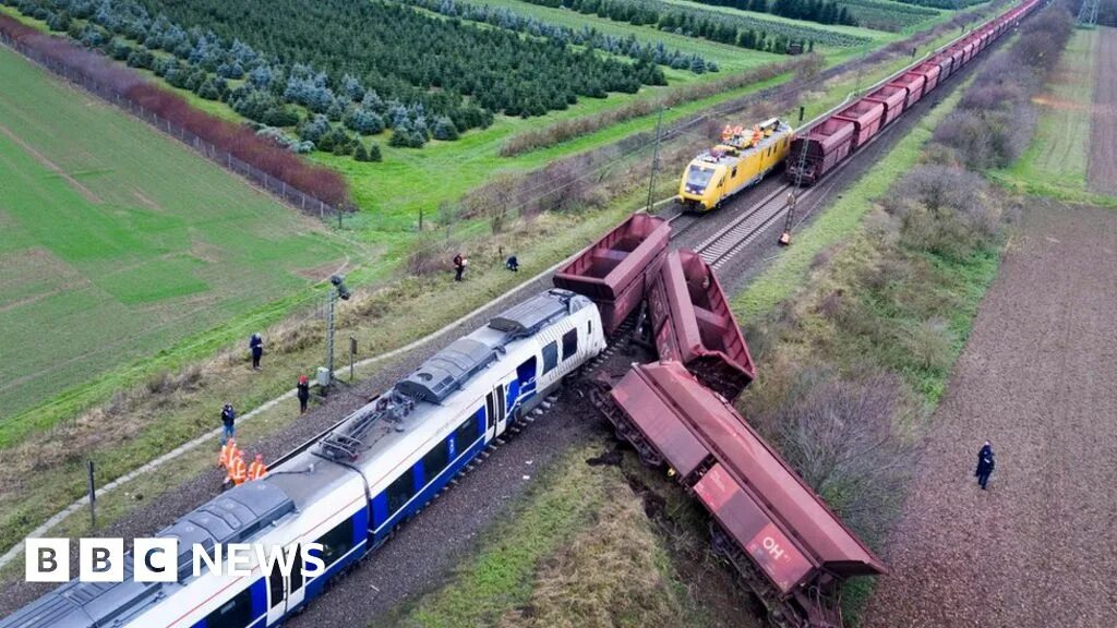 Поезд товарняк фото Germany train: Collision near Düsseldorf injures dozens - BBC News